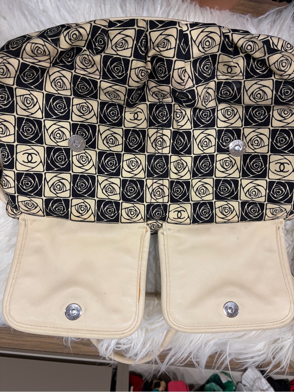CHANEL Black and Cream Camellia Check Shoulder Bag - Picture 6 of 7